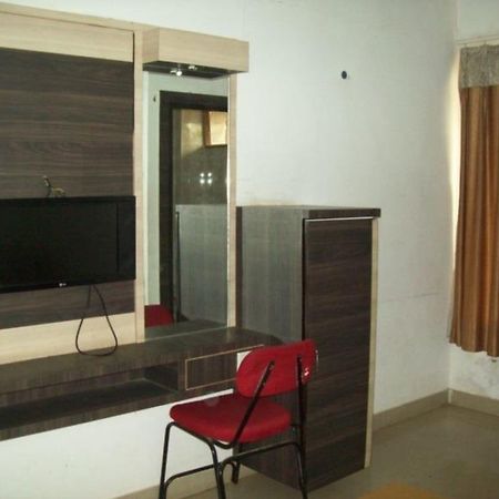 Hotel Mid - Way Inn Гандинагар Экстерьер фото